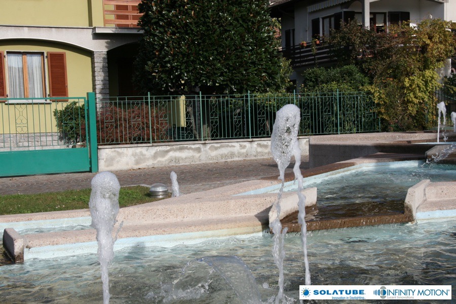 Calotta Solatube nel prato di un condominio